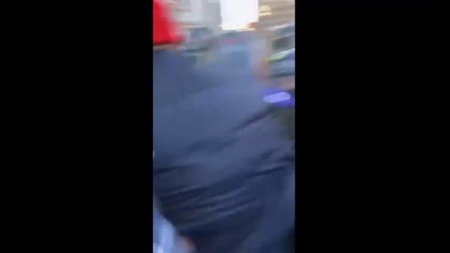 Протестующих против ковидных мер давят лошадьми в Канаде, февраль 2022