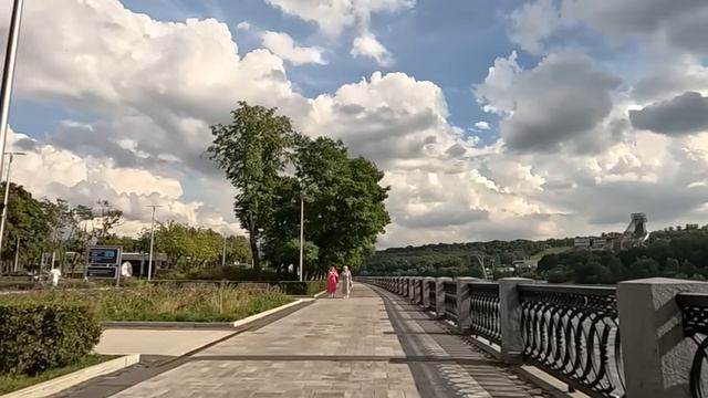 В юбилей богача, дочь впустила замершую бродяжку на кухню… А едва она решила поздравить именинника…