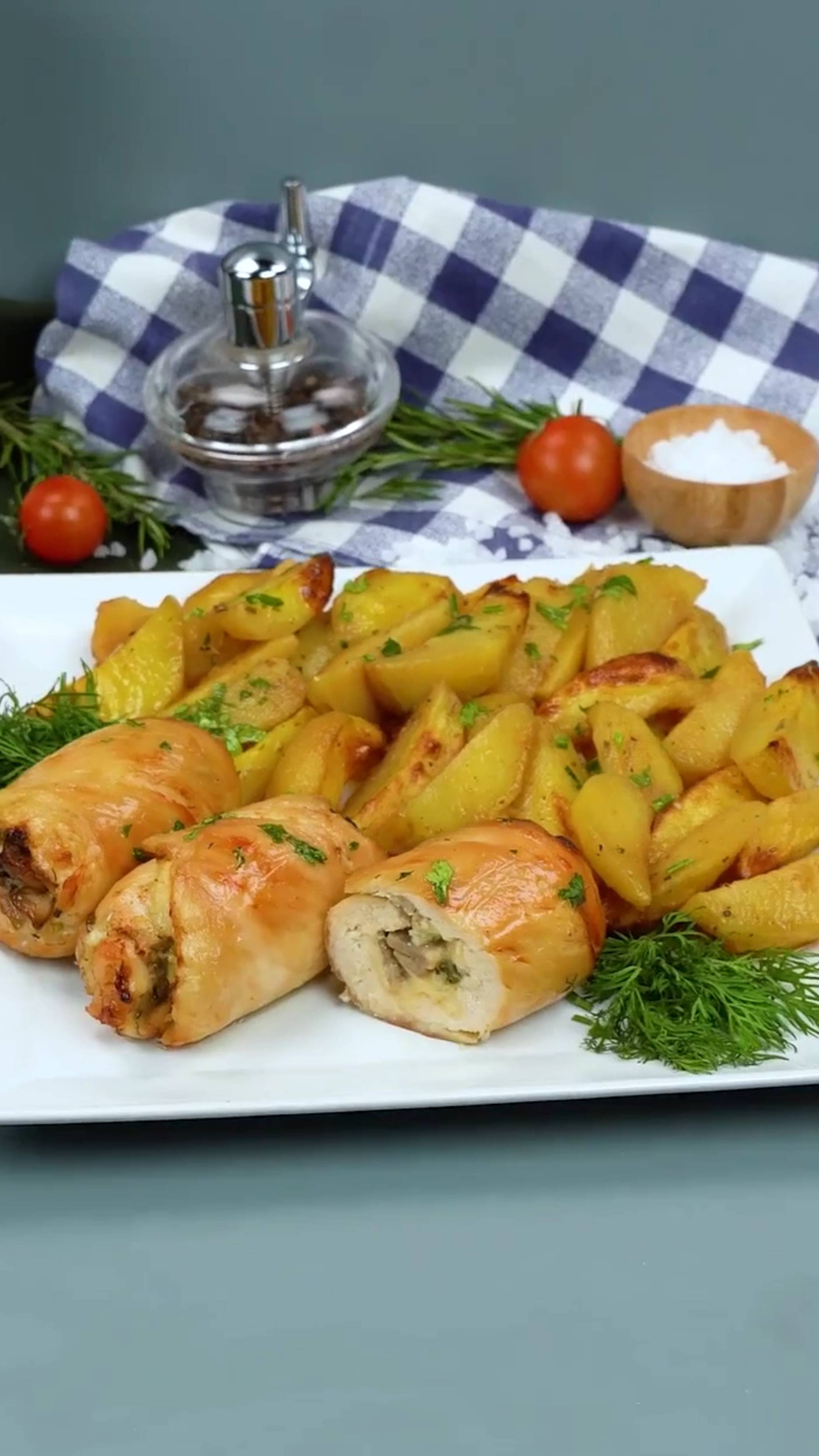 Сегодня я хочу поделиться с вами своим любимым рецептом куриного рулета, который я узнала в одном из