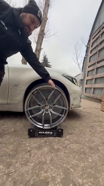 Infiniti Q70 на примерке дисков в 20-ом диаметре