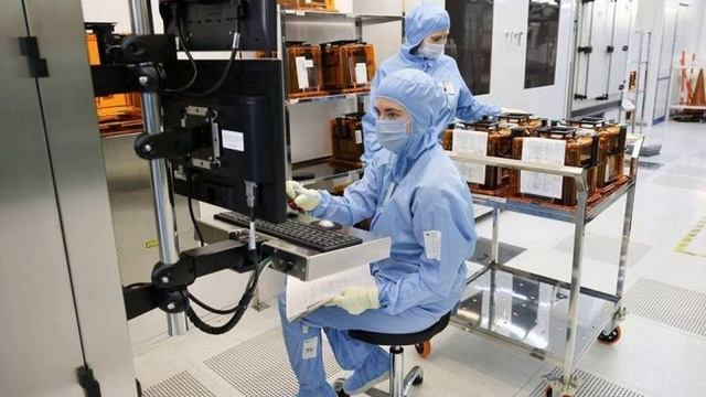 Экономике России жизненно необходимы новые заводы и рабочие руки