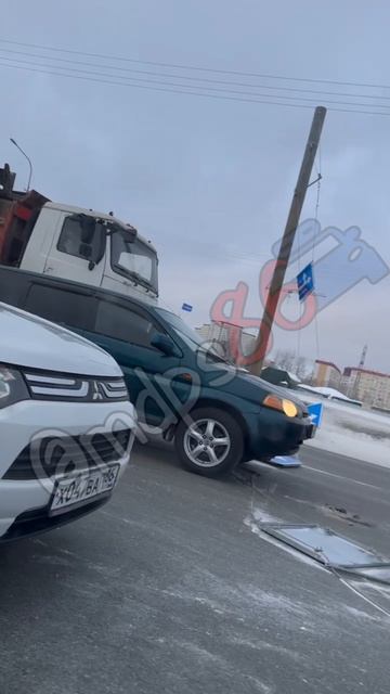 в Сургуте сильный ветер сорвал дорожные знаки и поверил машины