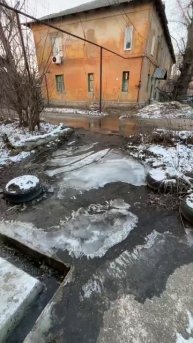 Возле 45 дома по ул. Островского в Куйбышевском районе Донецка порыв воды
По сообщению очевидцев,