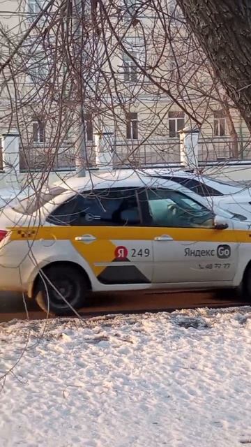 На ул. Парковской у Медакадемии мужчина в состоянии наркотического опьянения разбил стекло проезжавш