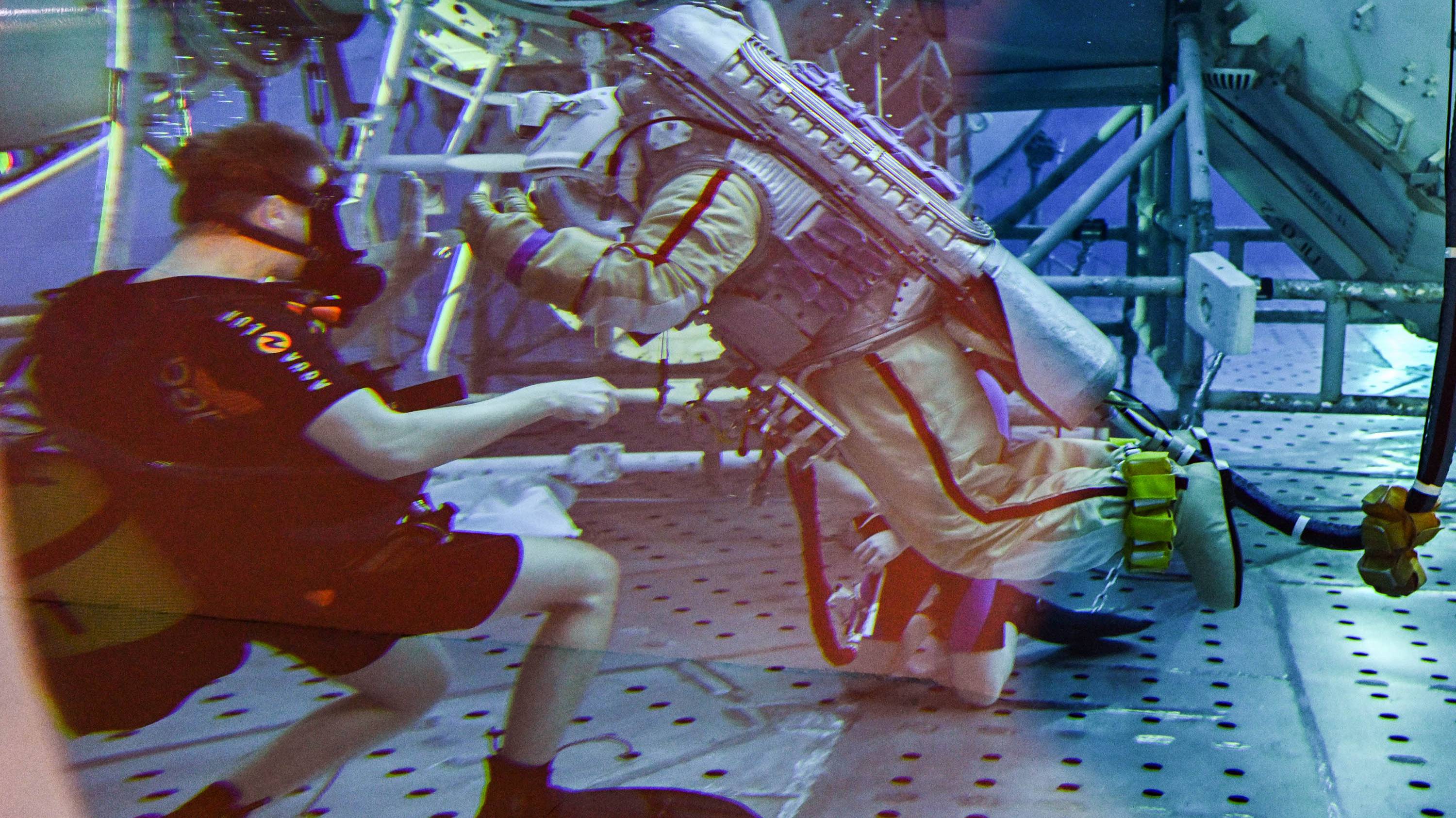 Вспомнить всё! У космонавтов Анны Кикиной и Петра Дуброва состоялась тренировка в гидролаборатории