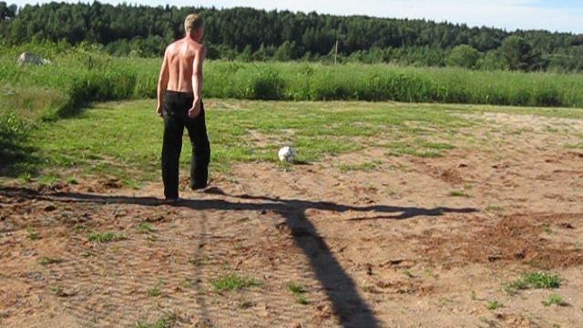 Команда Лещей и Великолепный Вратарь!Футбол на деревенском поле!Я-комментатор!Потеряли мяч...