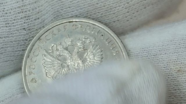 Чем отличается рубль 2017 года ценой 7000 рублей от обычного.