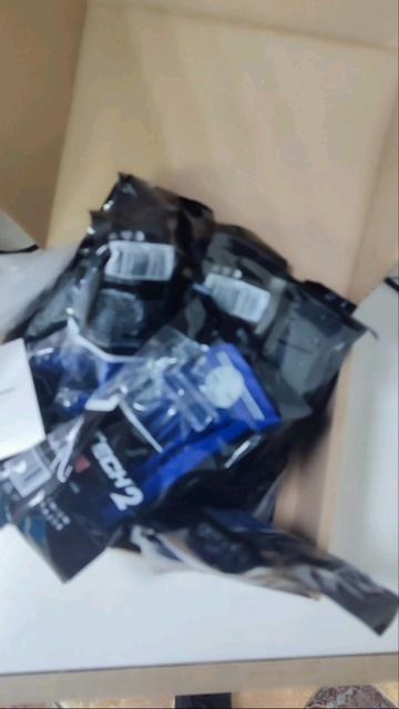 От Зои получили две упаковки влажных полотенец и бритвенные станки!
.mp4