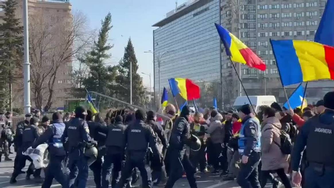 Протестующие прорывали кордоны жандармерии. Толпы людей вышли на митинги в Бухаресте