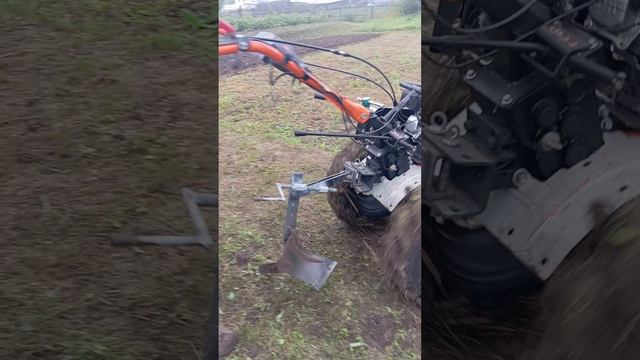Запахивается скошенная горчица. Патриот Урал м.