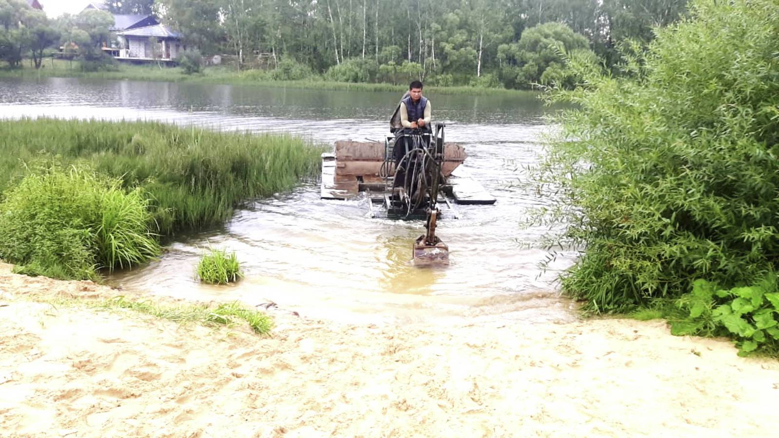 Александровские пруды Очистка от водной растительности плавающими экскаваторами