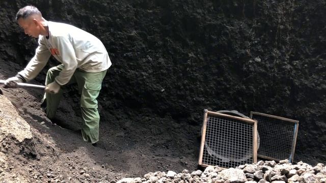 Строительство, шахтёры дружно просеивают песок