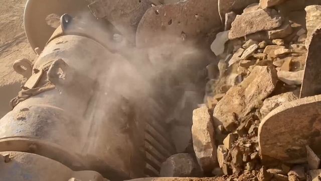 Строительство, дробление щебёнки