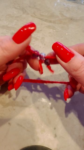 Красная защитная нить.