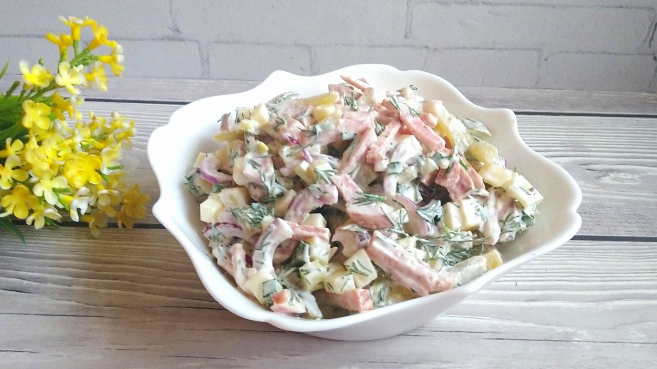 До чего же он вкусный! Салат "Мюнхен" - попробовала давно в ресторане, и он покорил мое сердце