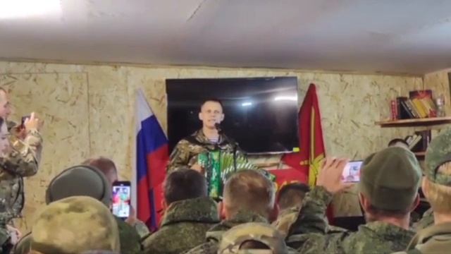 Солдат с гармонью