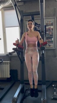 Подъем ног в висе