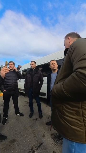 Встреча представителей администрации по поводу платных парковок. Встреча происходит на заправке