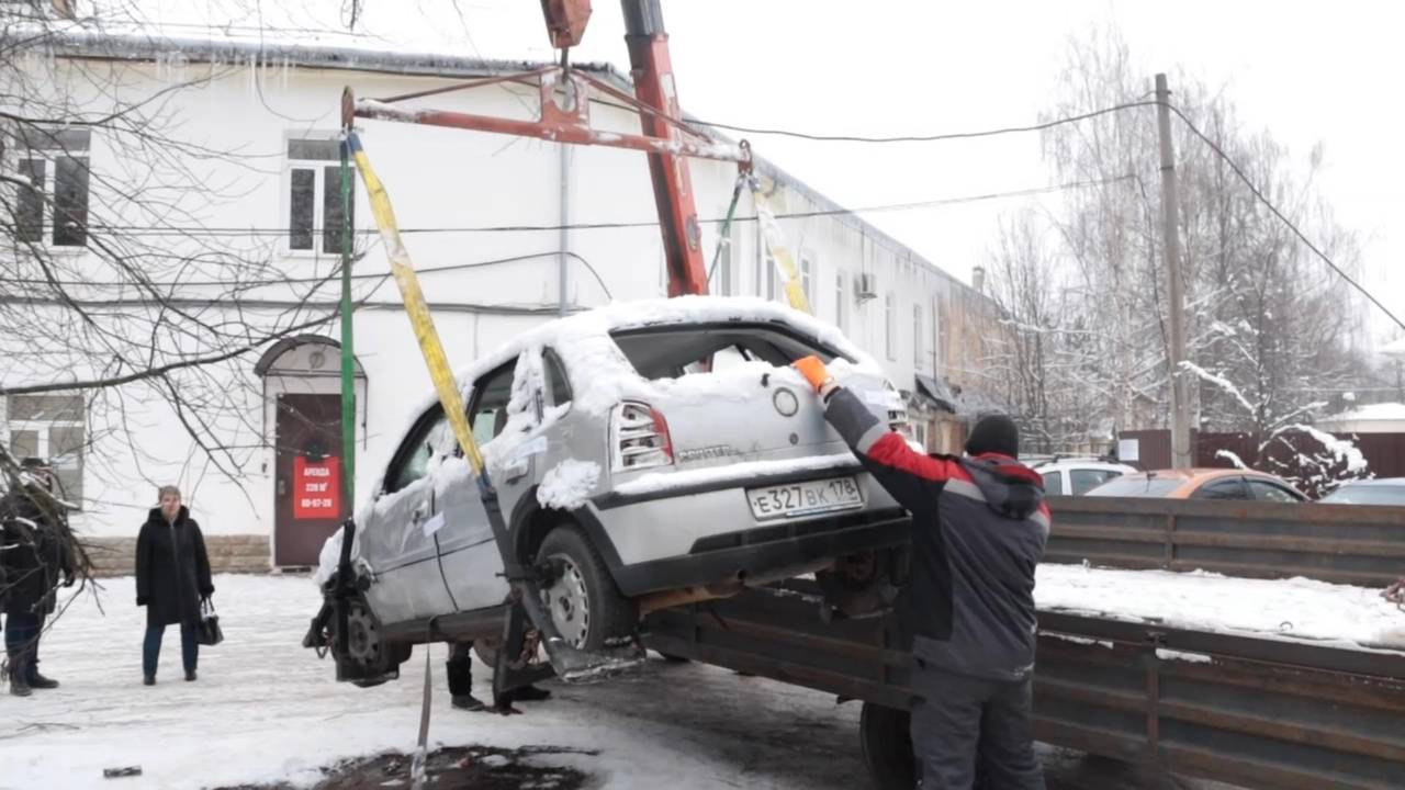 Новгородцам разъяснили, какая судьба уготована брошенным автомобилям