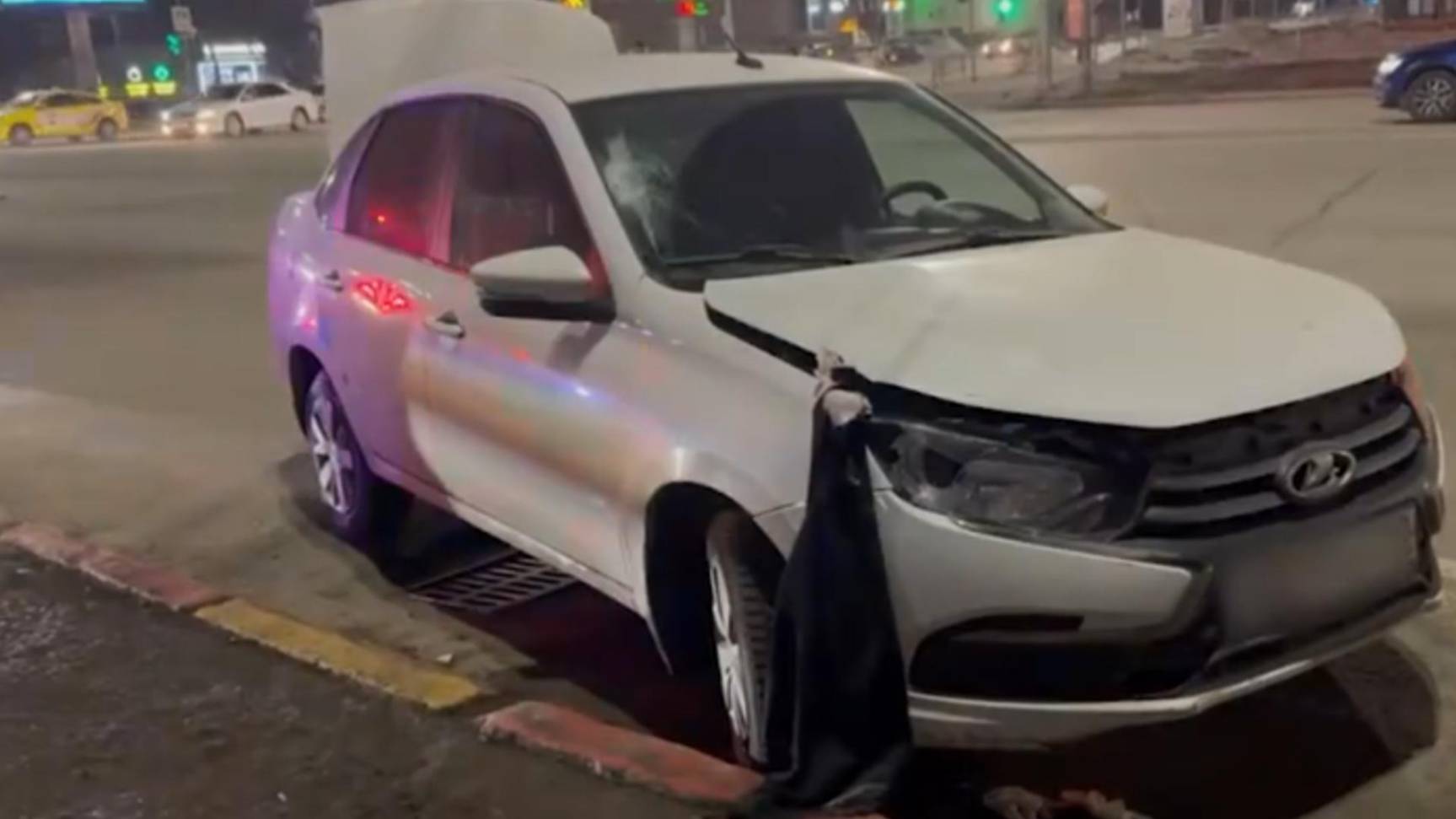 В Уфе 16-летняя девушка не выжила после аварии на пешеходном переходе