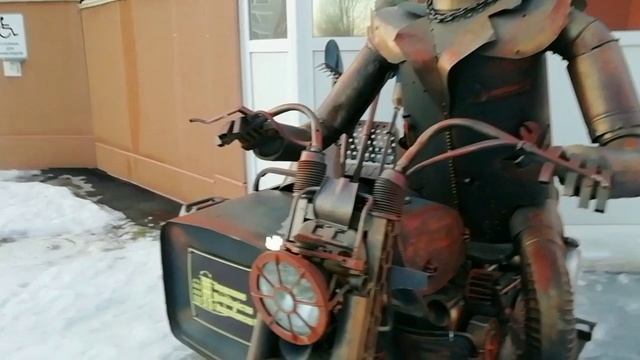 Необычная фигурка мотоциклиста
