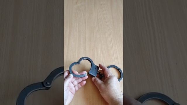 как снять наручники без ключа