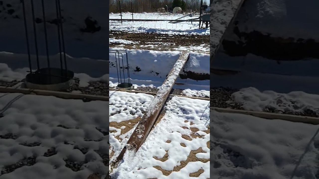 Заливка бетоном сорвалась. Оборачивание опалубки в полиэтилен.