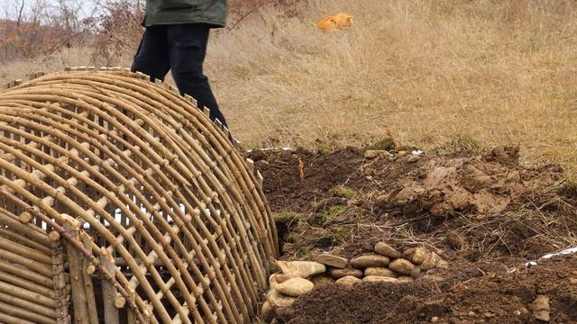 Строительство теплой и уютной землянки для выживания _ Зимние приключения в лесу