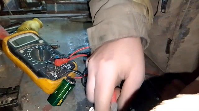 Проверка свечей зажигания автомобиля тестером