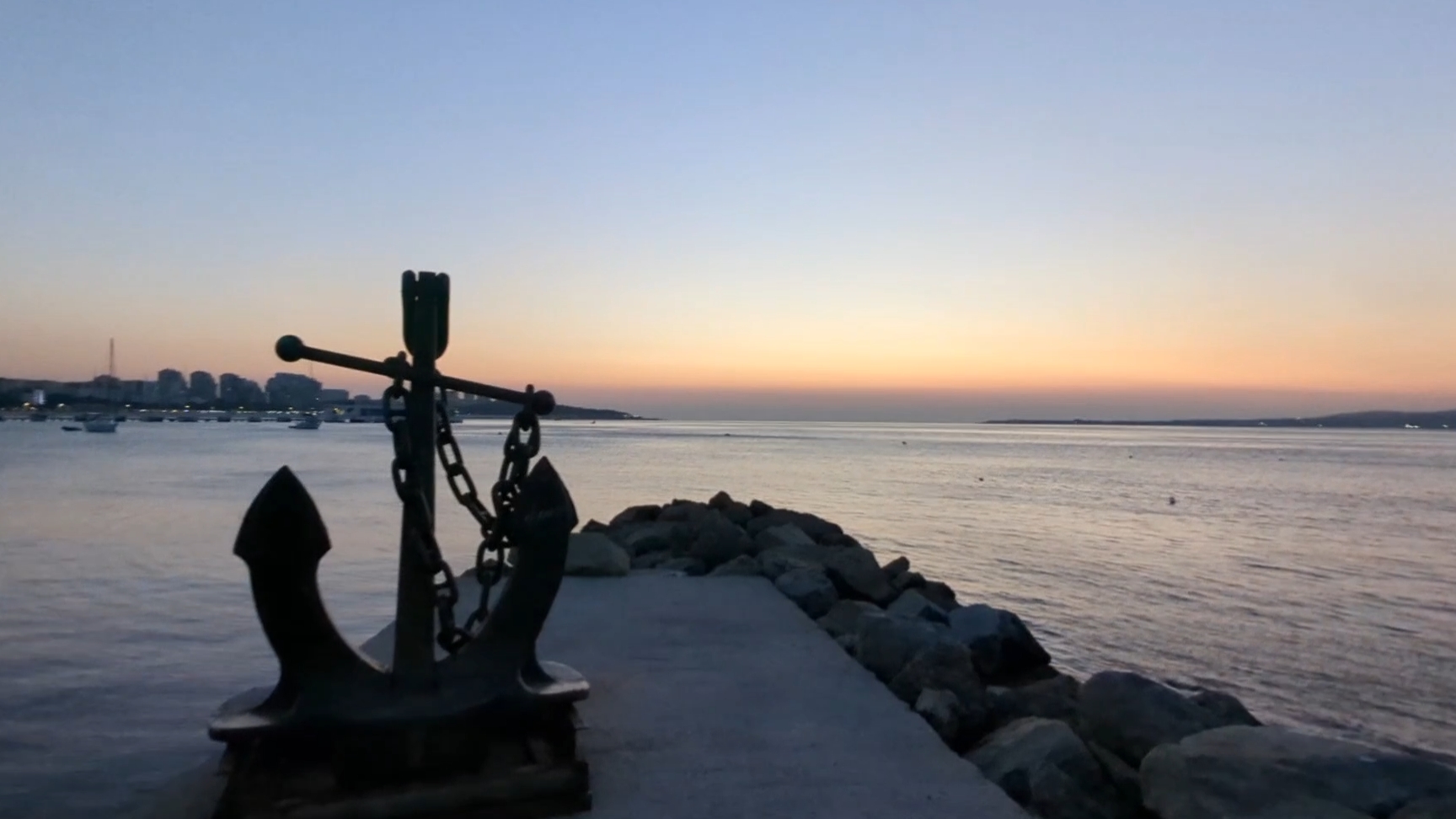 Геленджик, холодно! На море ледяной ветер, с улицы Ленина на набережную 11 февраля 2025 года