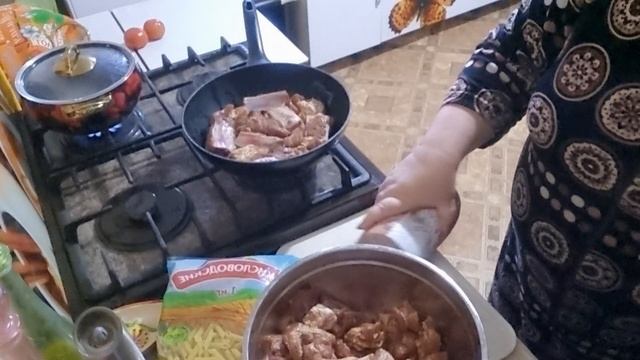 Жарю свиные рёбрышки  ,отвариваю макароны  и салат из свежих овощей.