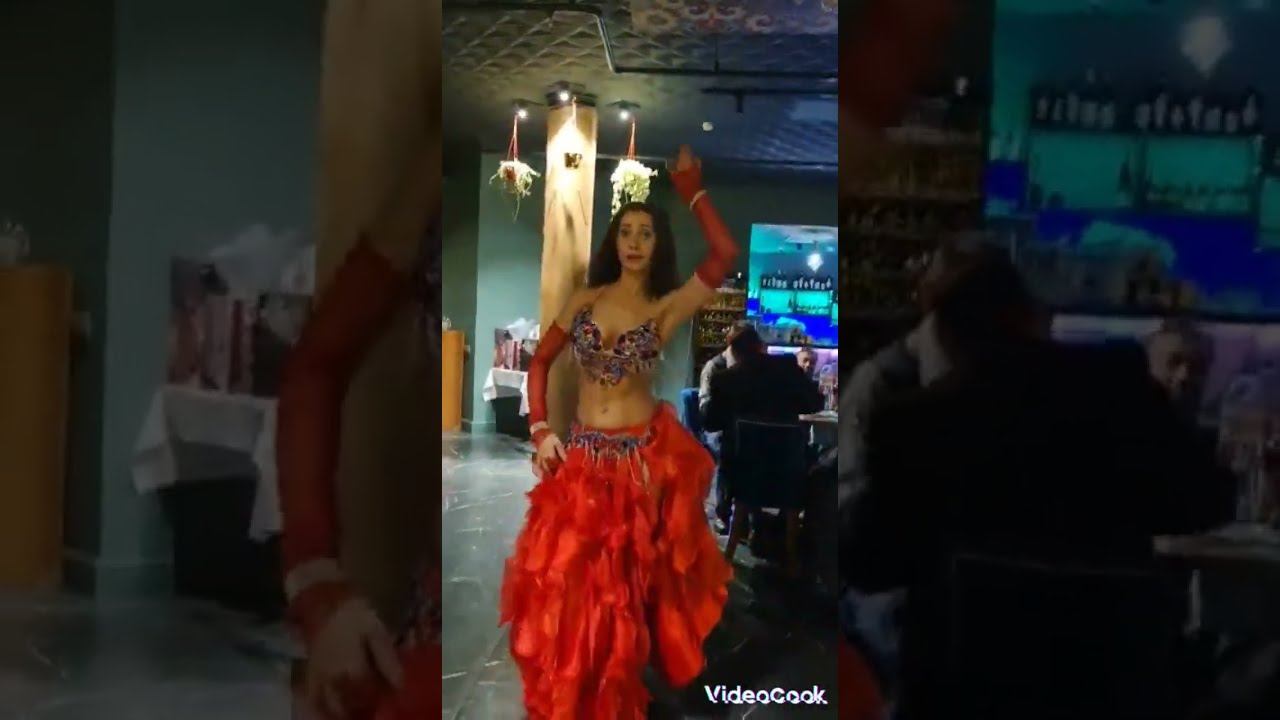 Весёлый праздник с танцовщицами.