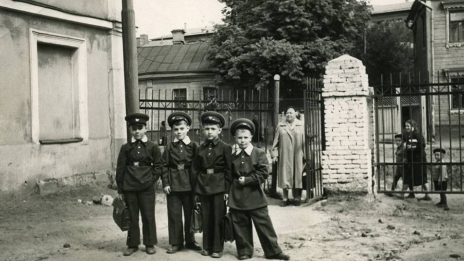 "МОСКВА 1950-х"... (Фото гр. "ИСТОРИЯ МОСКВЫ В ФОТОГРАФИЯХ"), музыка Л. В. АФАНСЬЕВА)