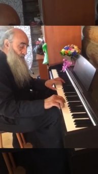 отец Илиодор ( Гайриянц ) музыкант и исполнитель многих популярных музыкальных произведений