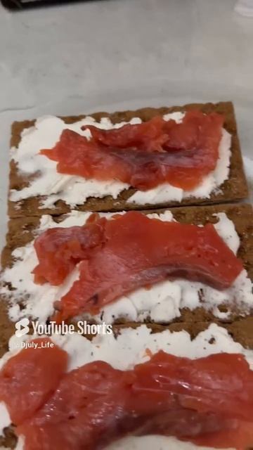Легкий перекус: горбуша + творожный сыр + гречневые хлебцы = очень вкусно и полезно 👍
