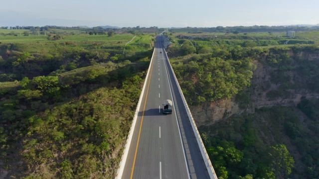 Шоссейный мост в потрясающем пейзаже 4k