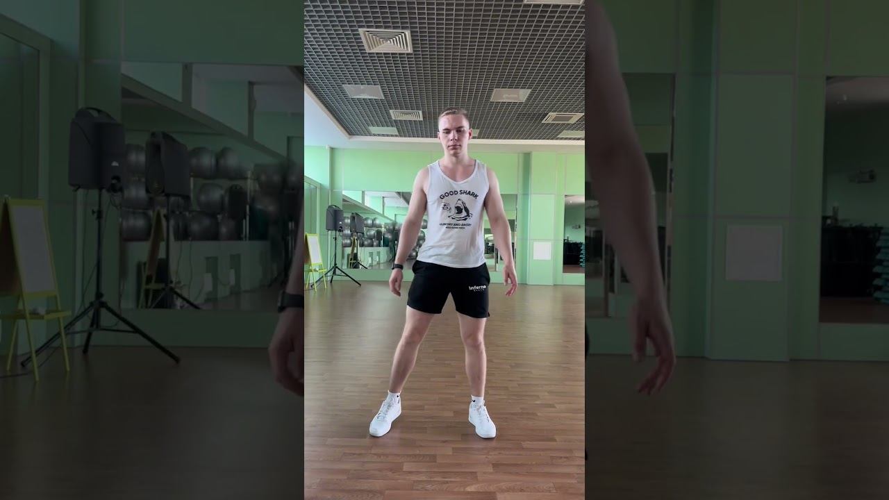 Касание пяток, руки сзади