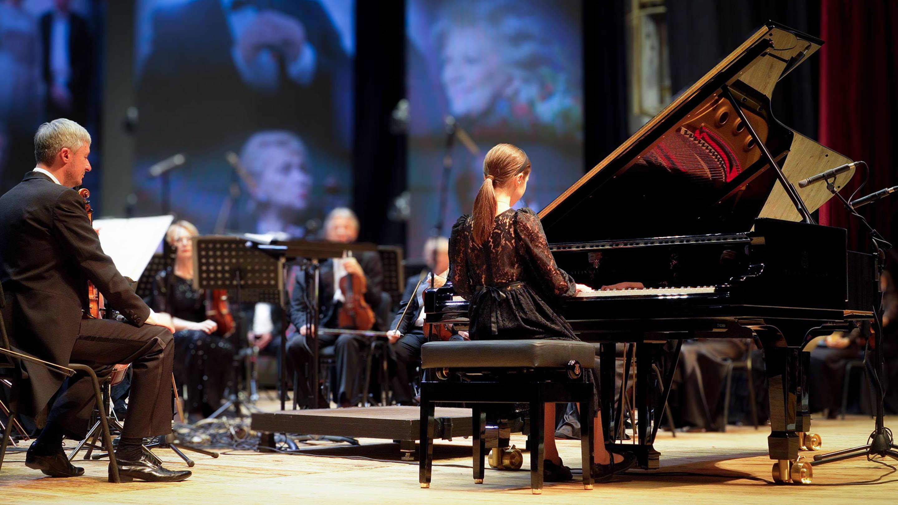 Марианна презентует рояль Steinway
