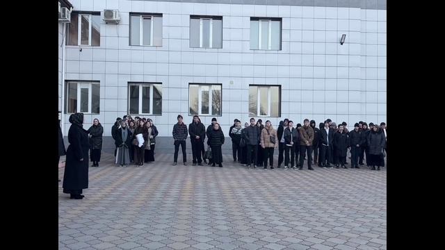 Церемония поднятия государственных флагов РФ и РД