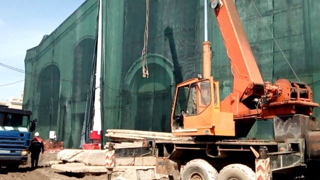 Монтаж сетки на фасад реконструируемого здания в 2 слоя