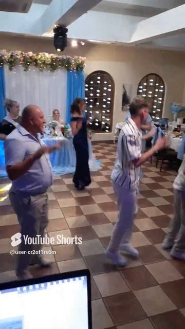 ГОСТИ ОТЖИГАЮТ ТАНЕЦ МАЛЕНЬКИХ УТЯТ!!СВАДЬБА!!Shorts
