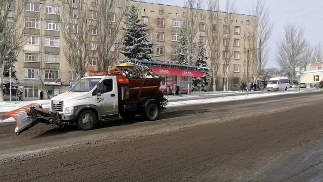 Самарцы обрабатывают дороги в Снежном