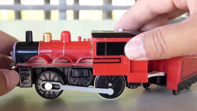Игрушечный паровоз Томас едет  по холмистой местности и шаткому мосту!