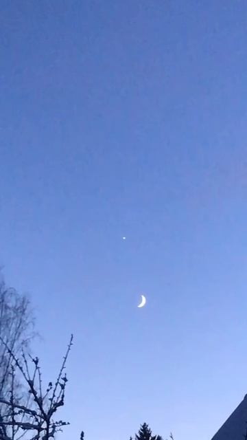 Луна и звезда. 5 часов вечера. Небо ясное.