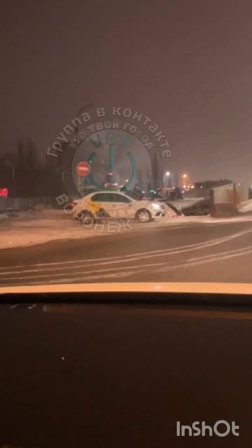 Автомобиль влетел в огромную яму на улице Остужева 😱