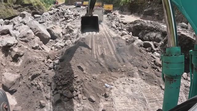 Строительство, загрузка песка