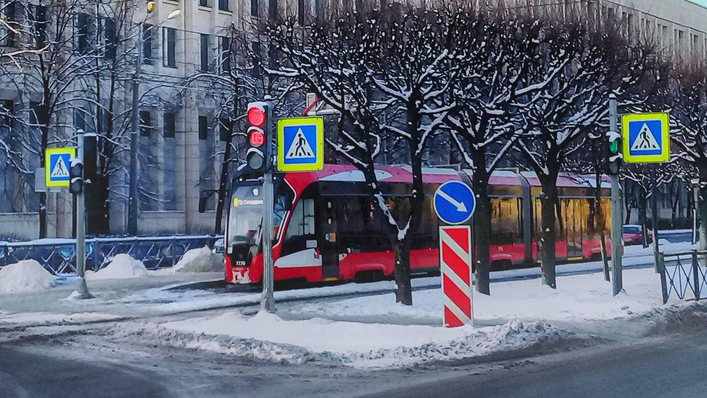 На трамвае...