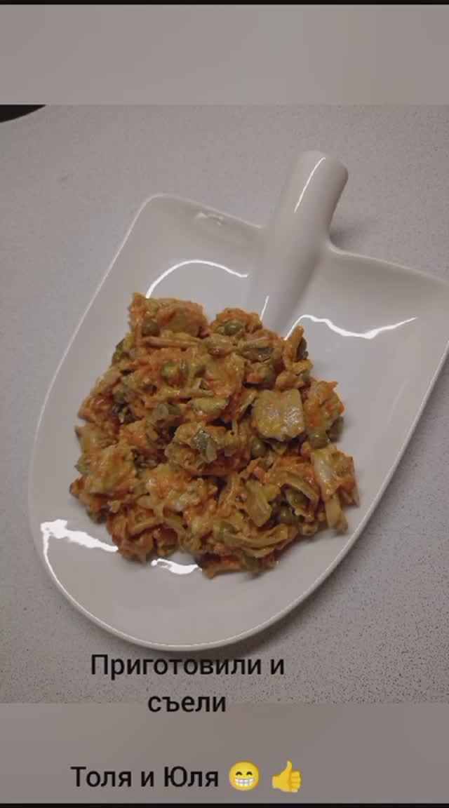 Салат необычный (Салат с курицей, маринованными опятами и огурцами)