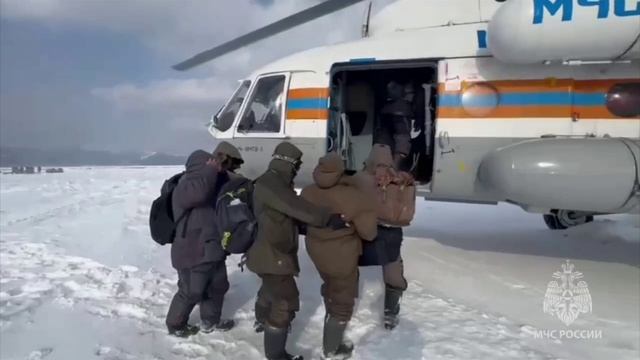 Утопленный снегоход и отказ от эвакуации: сахалинский МЧС спасает рыбаков со льдины, часть 5