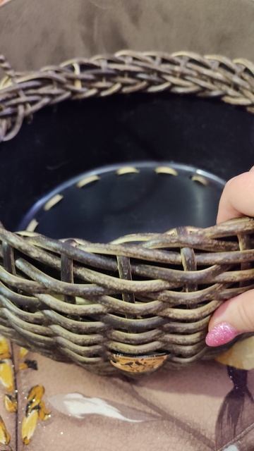 Корзина из искусственного ротанга.